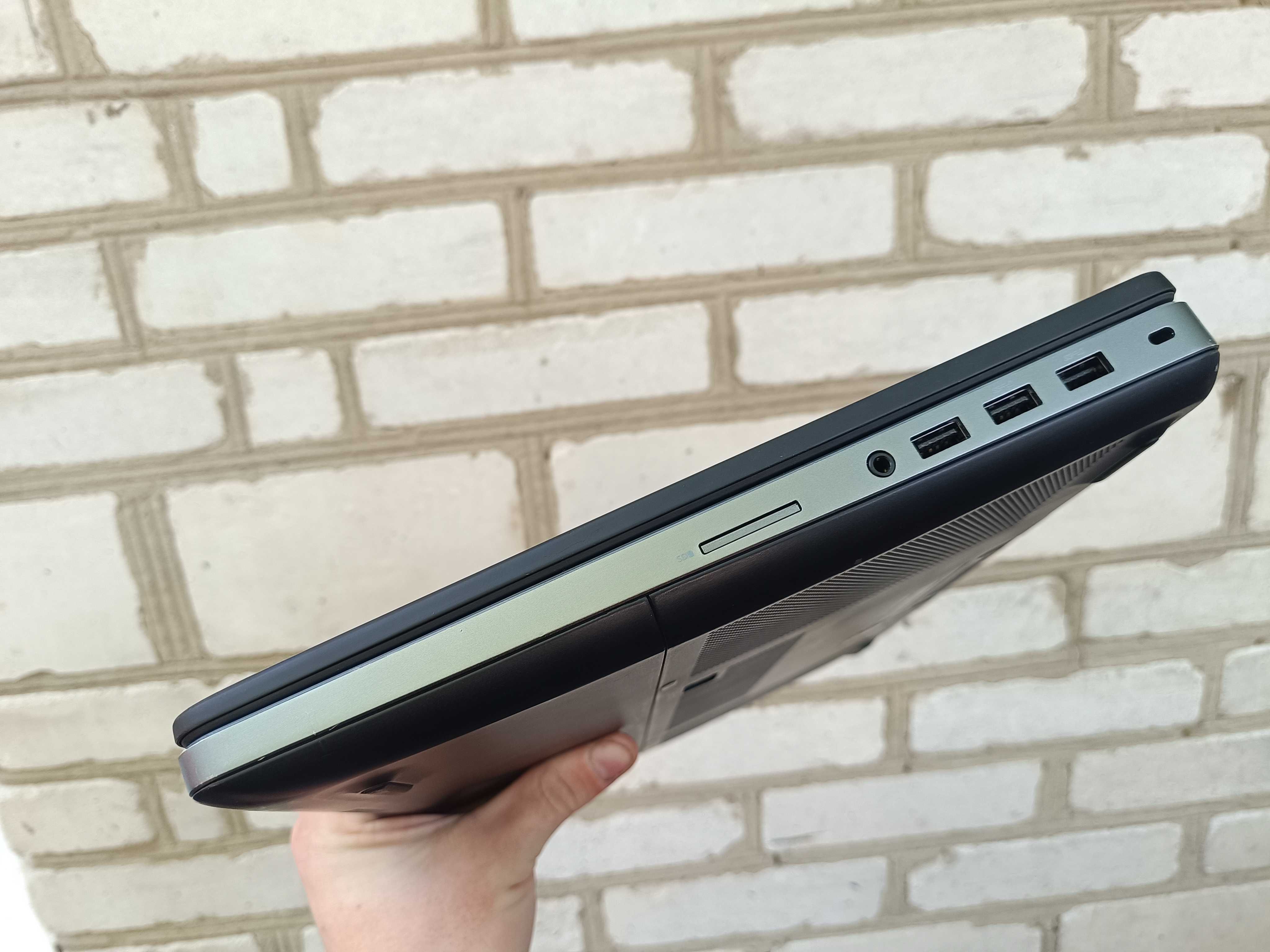 Стан 9/10 Ігровий ноутбук DELL (i7 6820HQ/16/256/Nvidia 4gb)