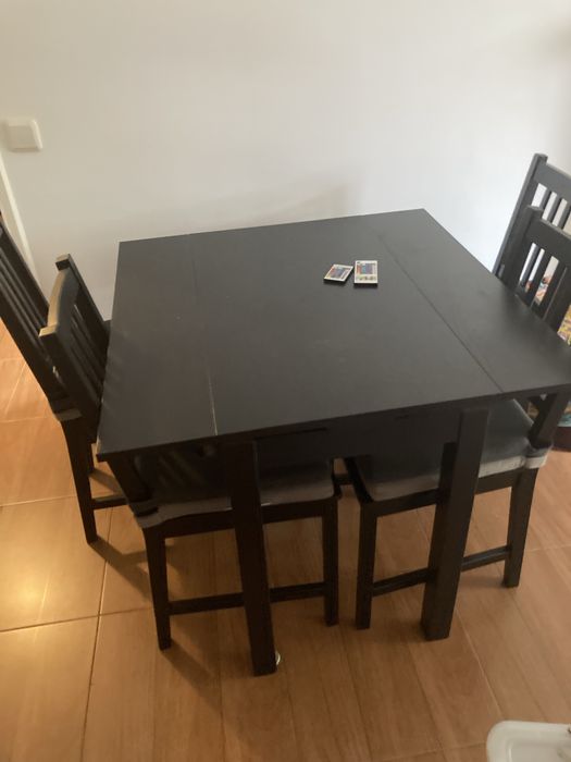 Mesa quadrada de abas e 4 cadeiras com almofadas