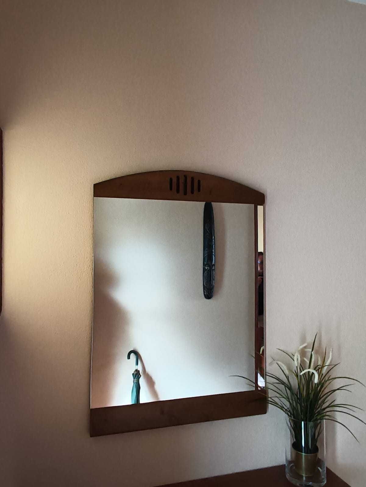Espelho lindo com rebordo em madeira.