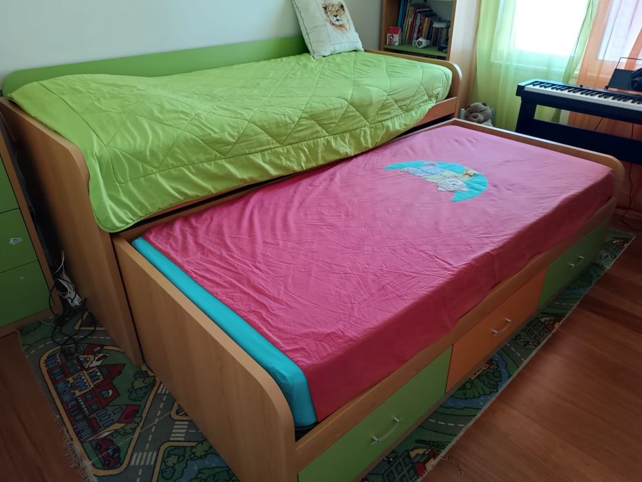 Cama dupla, uma delas extraível, com três gavetas 200*90