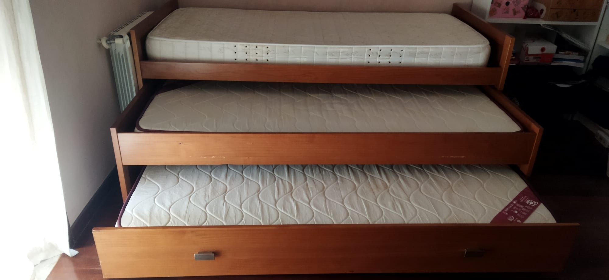 Cama tripla com estrados