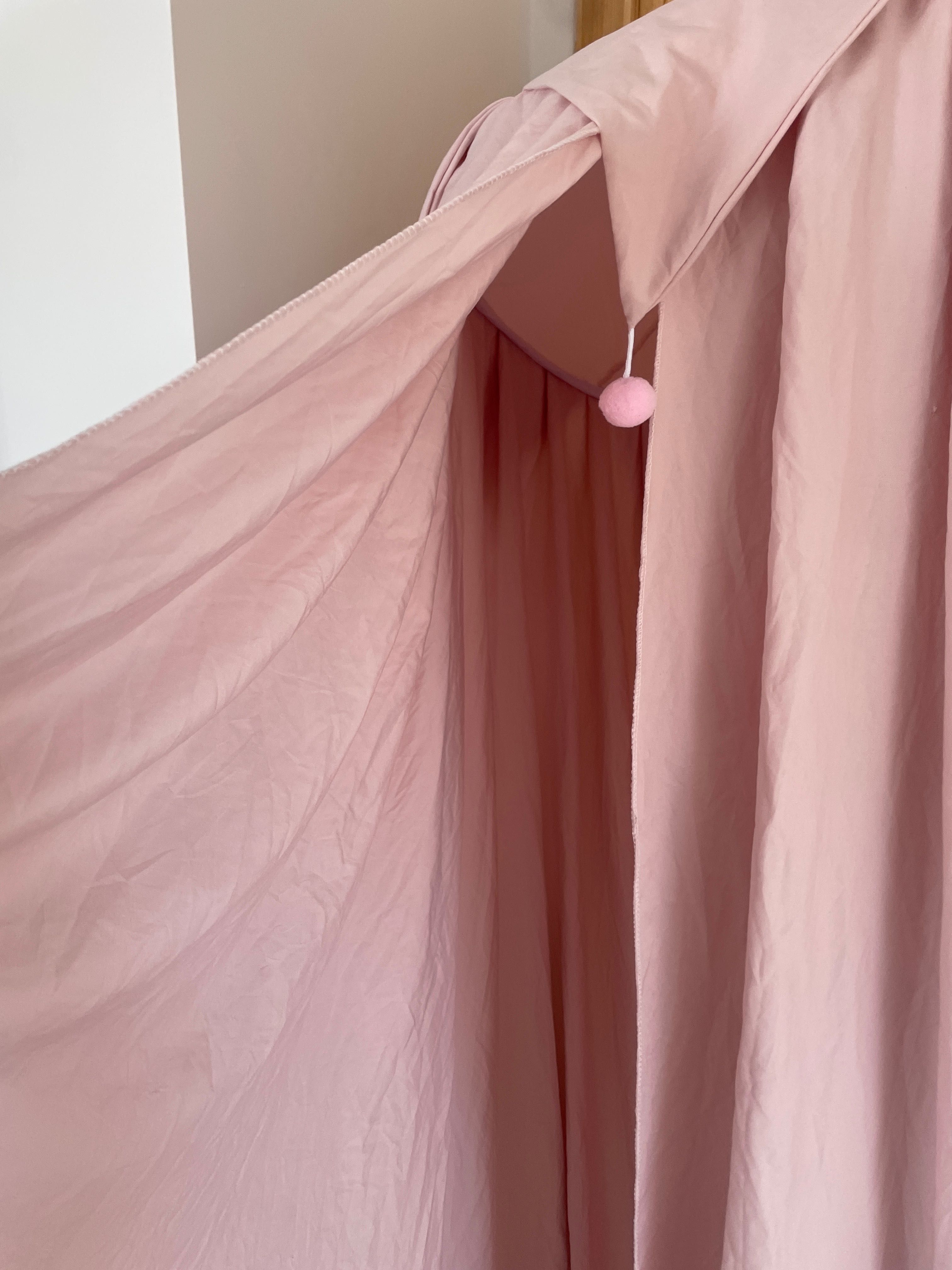 Piękny różowy baldachim nad łóżeczko lub jako namiot