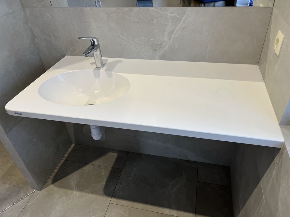 Умивальник литий зі стільницею, виробник R&D поверхня над пральною.