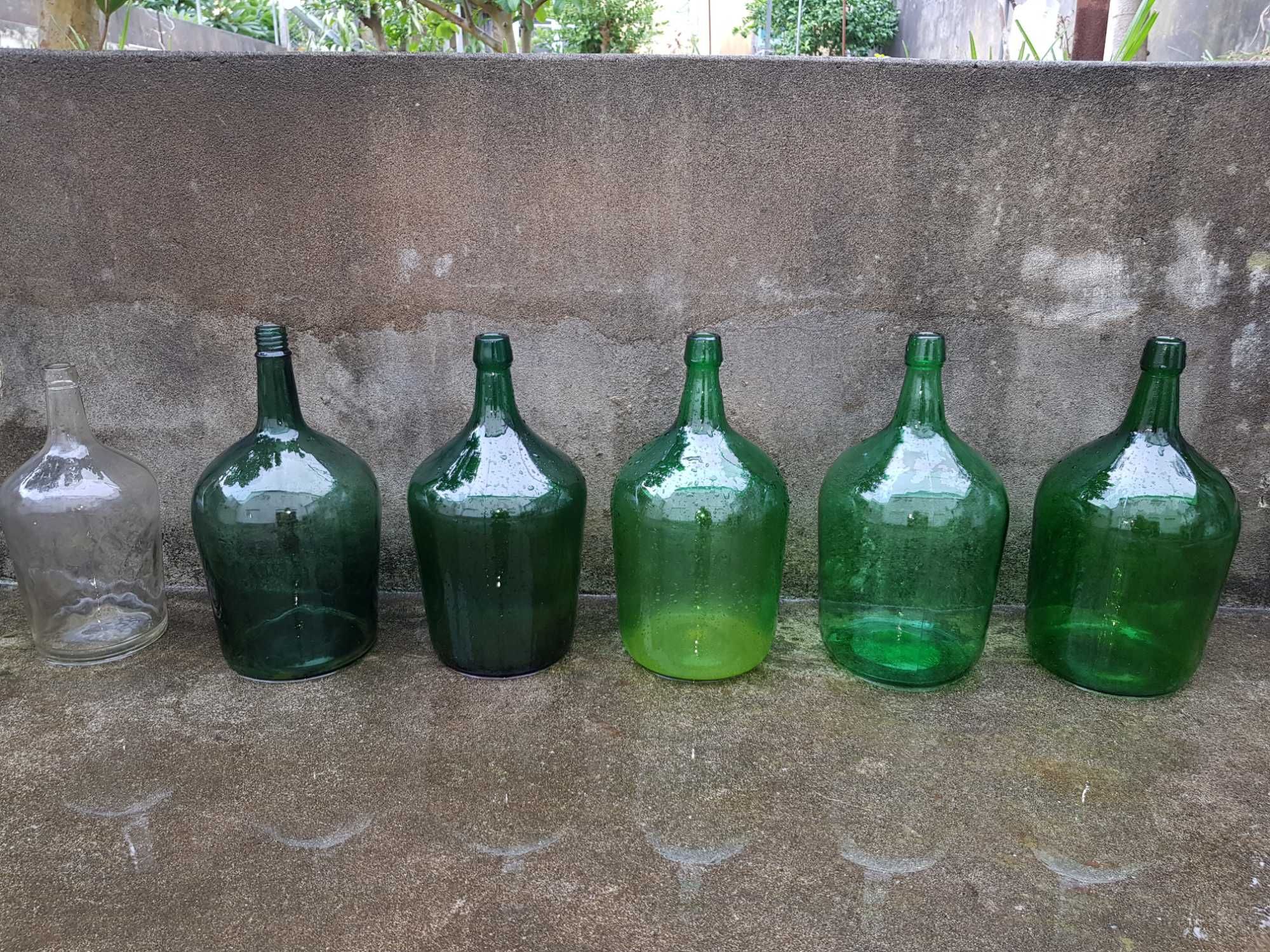 Garrafões de vidro verde