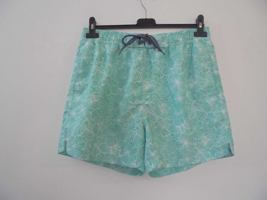 calção de homem cor verde e branco