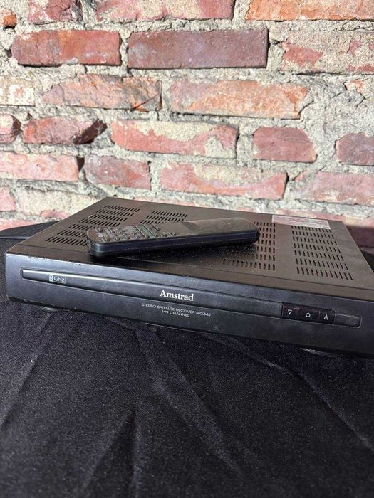 Amstrad SRX345 – tuner satelitarny stereo z pilotem, sprzęt retro