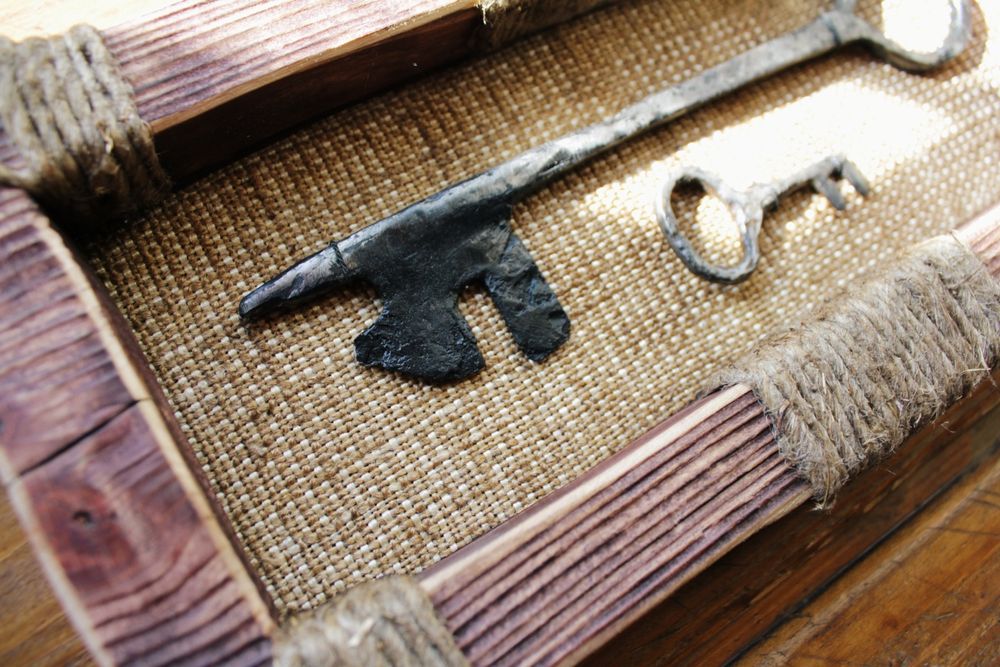 Антикварная картина со старинными ключами 1700-х годов