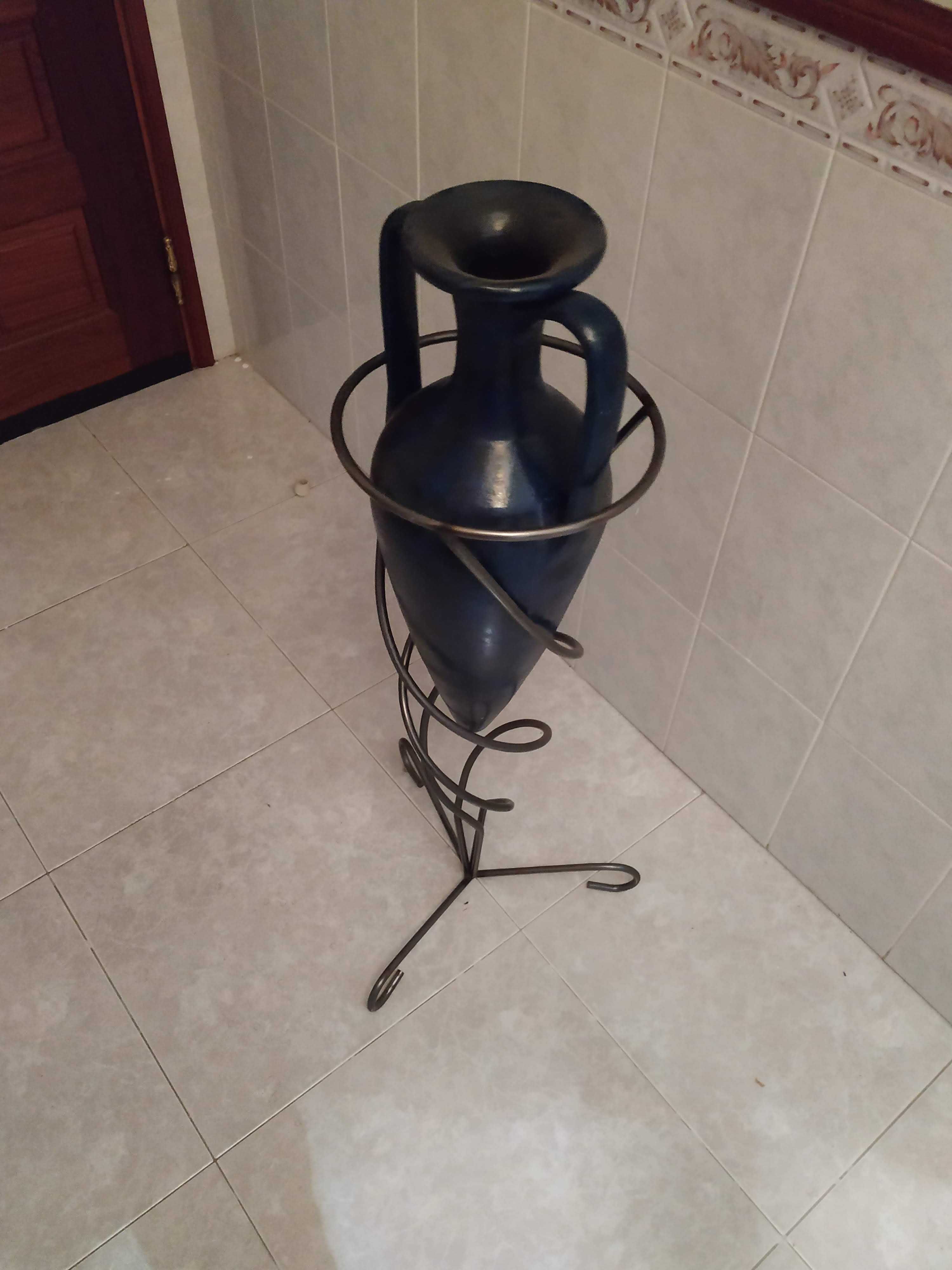 Ânfora Pintada à Mão com apoio