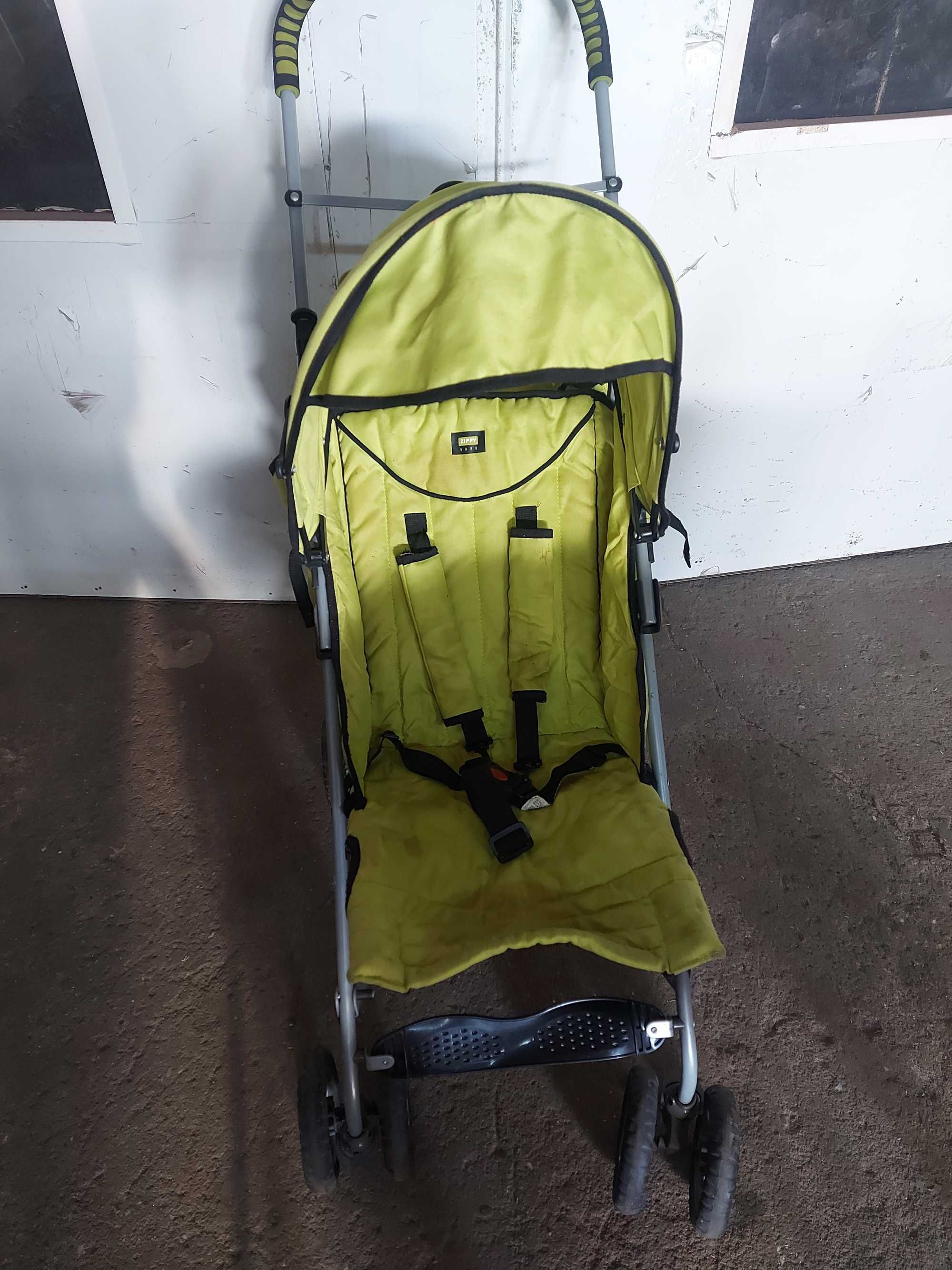 Carrinho  de  bebê e carrinho com alcofa