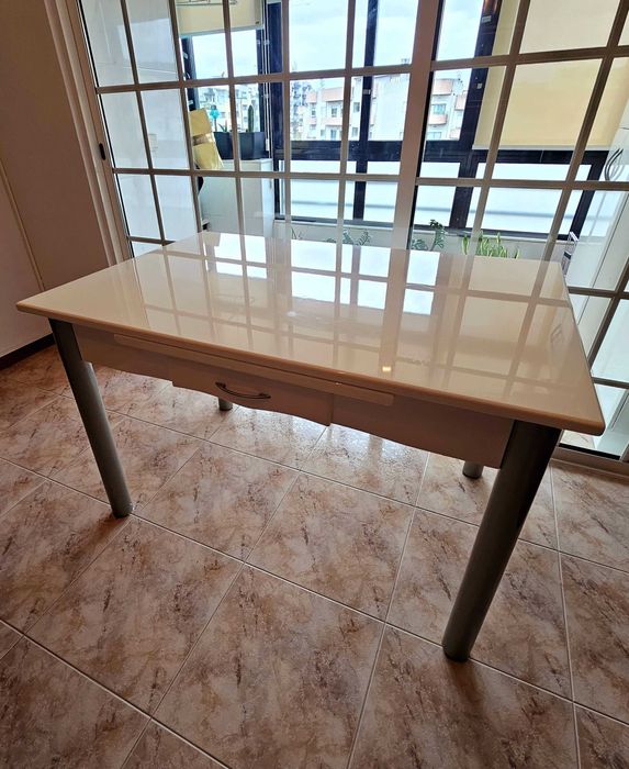 Venda Imperdível: Mesa Extensível Lacada Branca com Pernas Cinza!