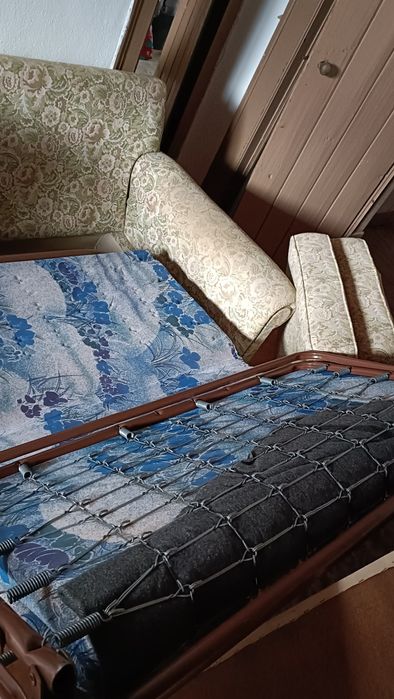 Sofá cama  de dois lugares.