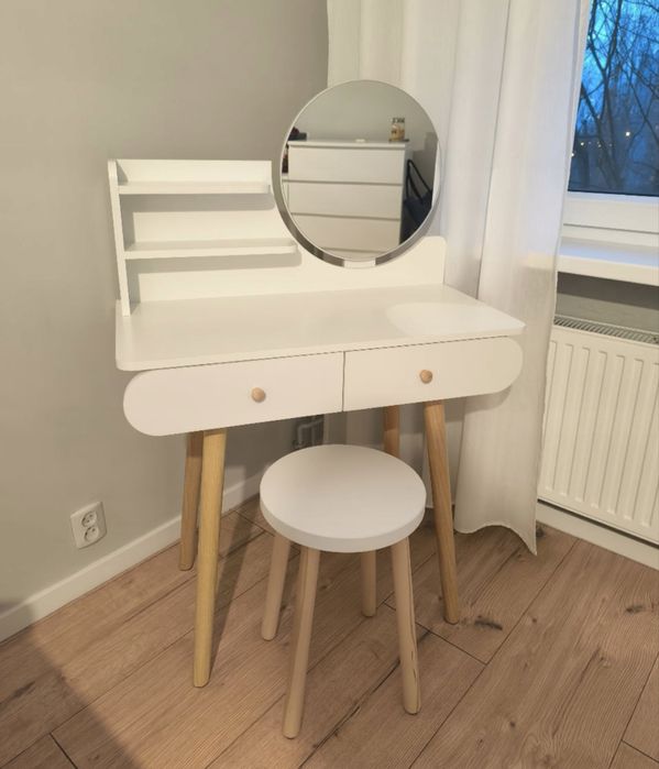 Toaletka kosmetyczna skandynawska z lustrem – elegancki design