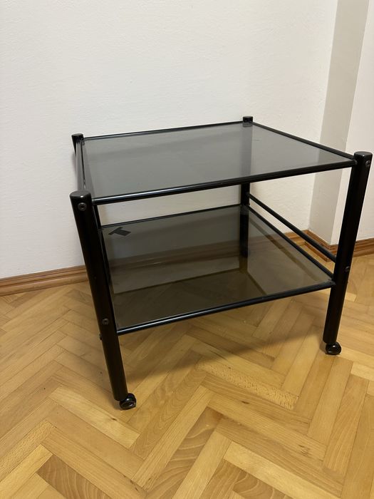 Szklany stolik na kółkach