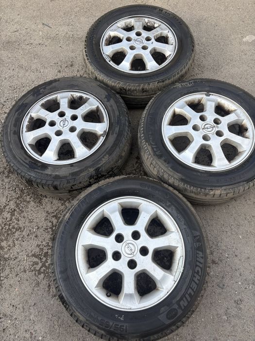 Продам диски с шинами на Opel  Zafira , Vectra  r15