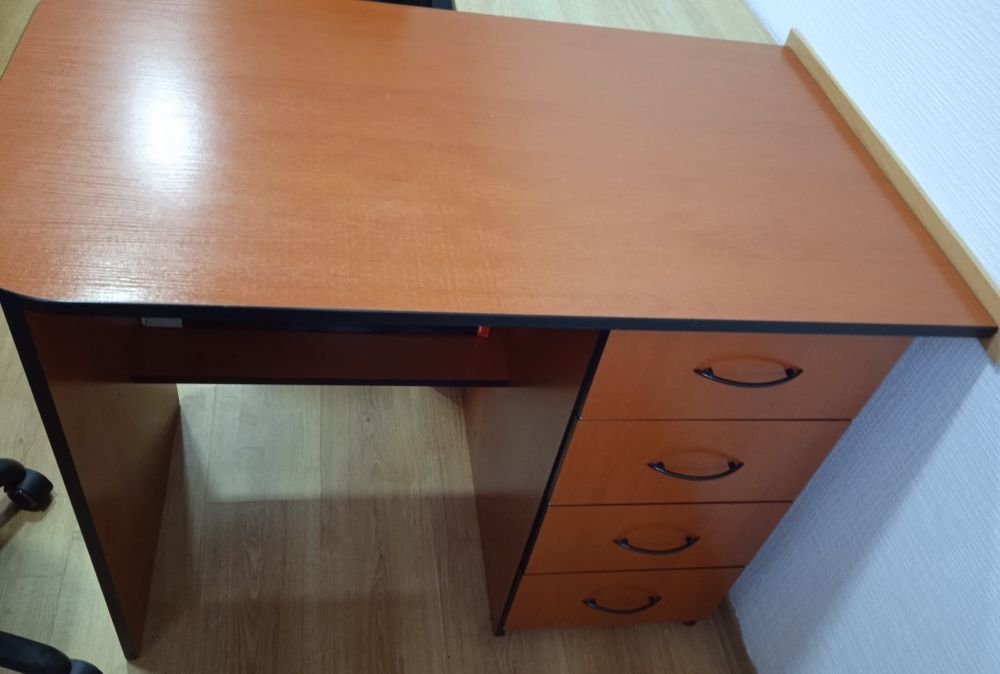 Стіл офісний однотумбовий