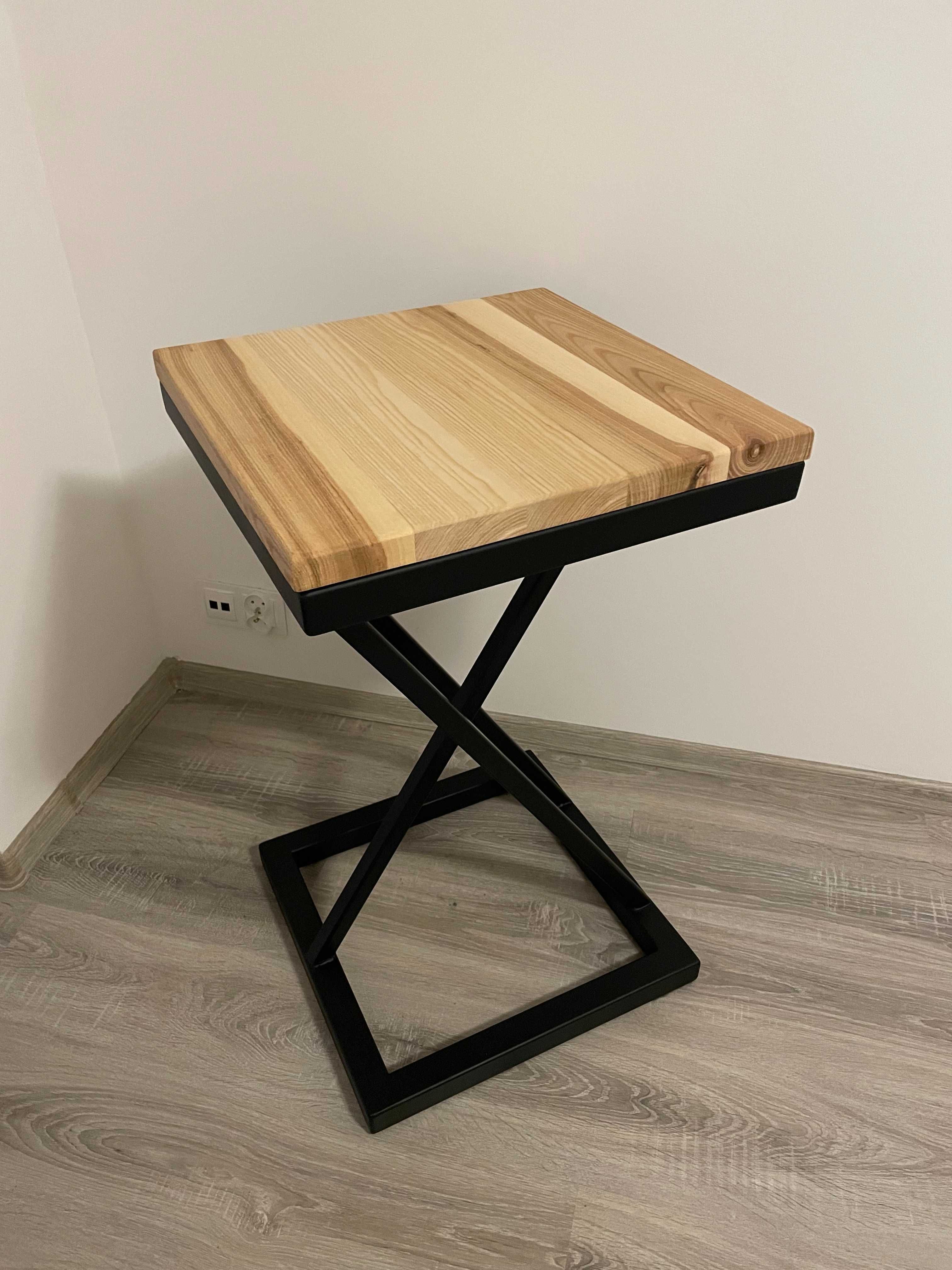 Stylowy stolik stal z drewnianym blatem