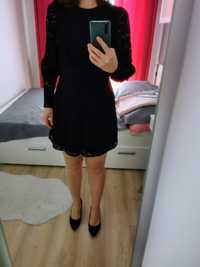 Czarna koronkowa sukienka z wyciętymi plecami