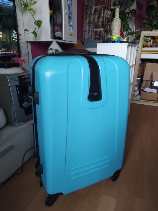 Duża walizka na 4 kółkach z twardego materiału