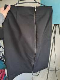 Czarna klasyczna spódnica z zamkiem z tyłu
