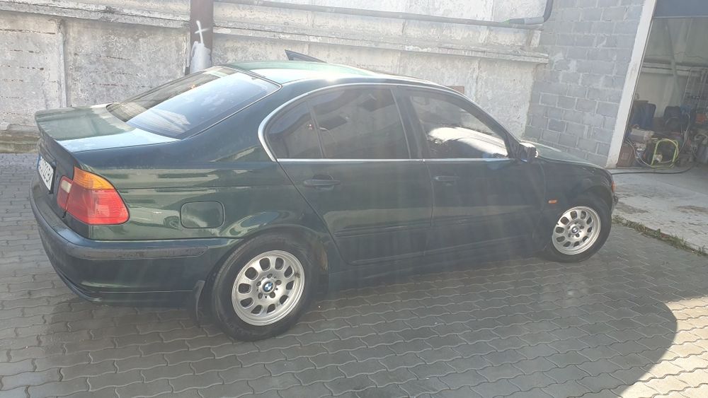 Bmw 320i зеленого кольору