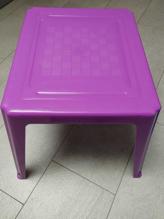 dziecięcy stolik i dwa krzesełka