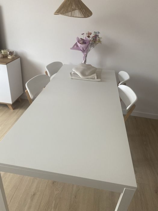 Stół rozkladany z krzesłami