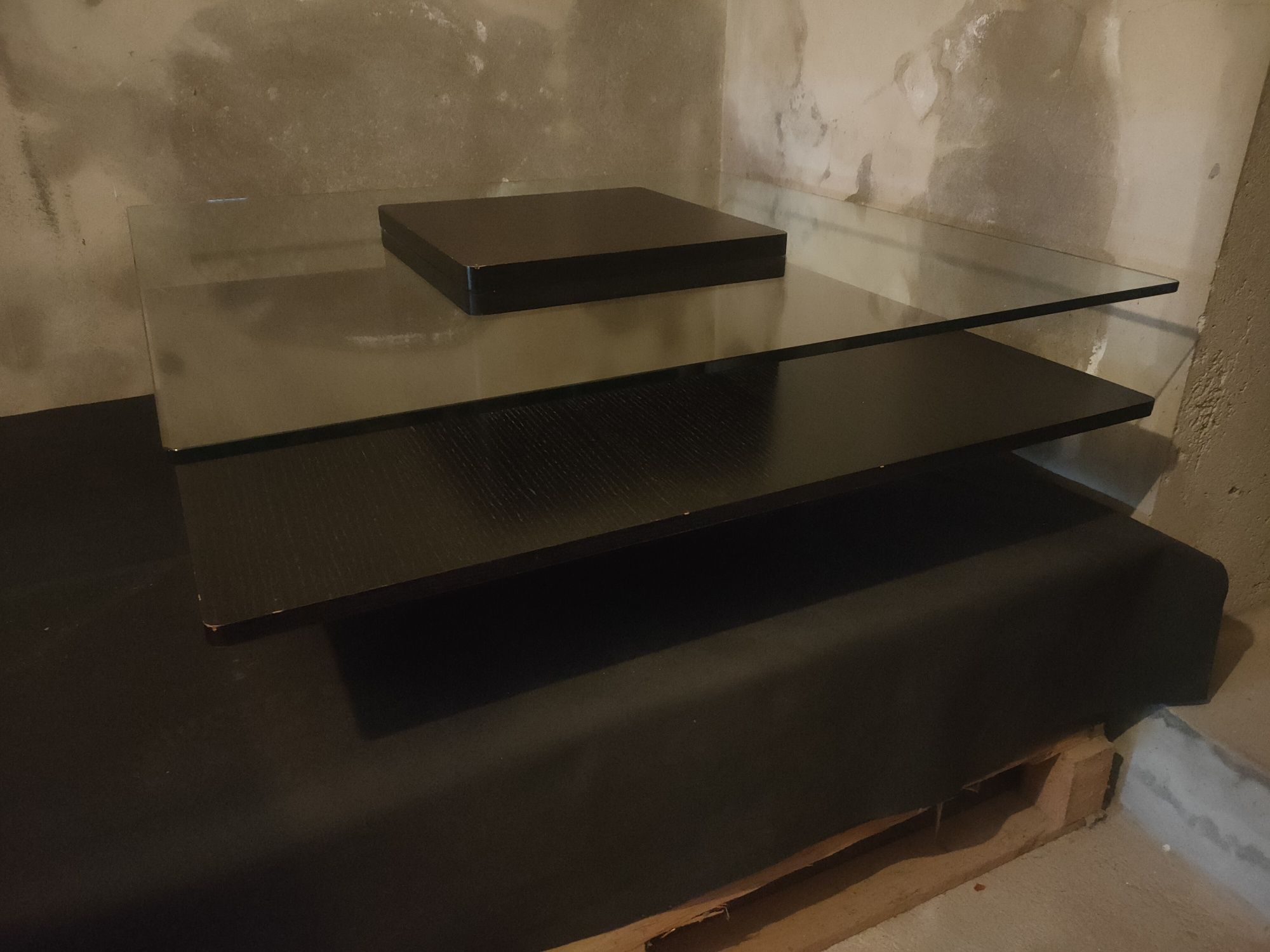 Mesa de centro com tampo em vidro