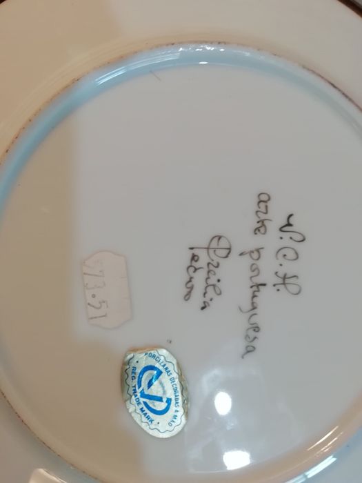 Prato pintado à mão com abas em metal V.C.M V.C.H (arte portuguesa)*