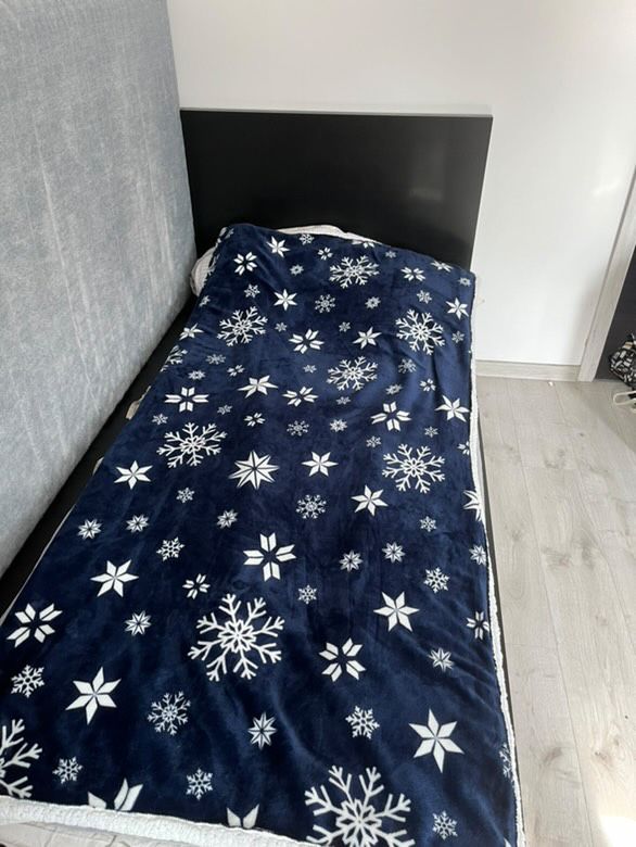 Czarne łóżko ikea