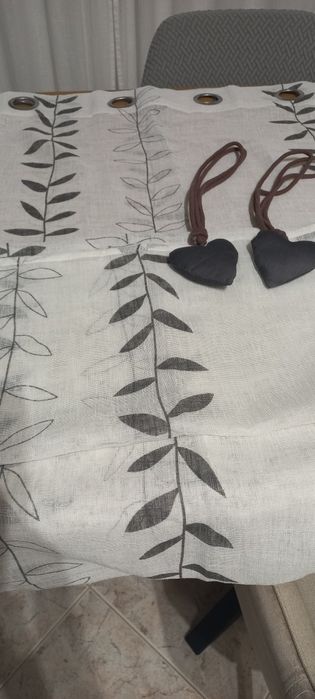 2 cortinados e 2 cordões com coração