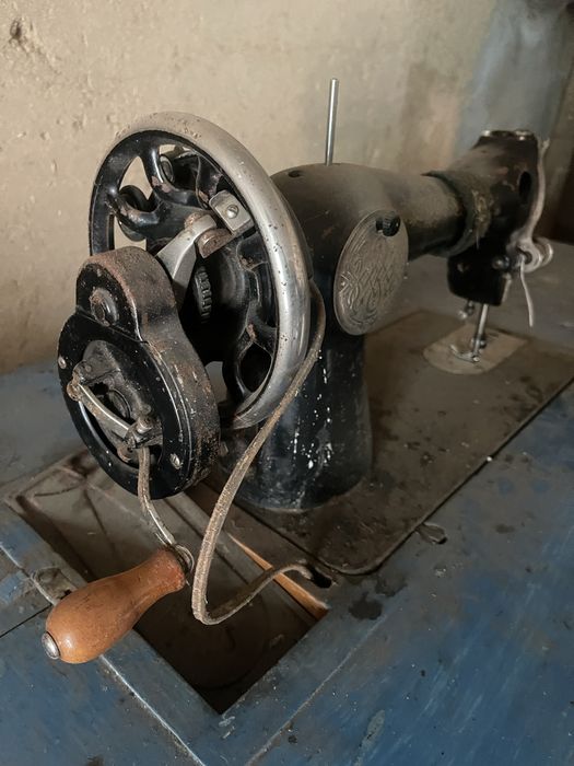 Продам швейну машинку ножну