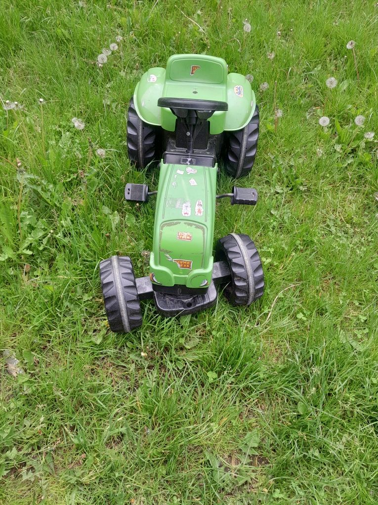 Sprzedam zielony traktor zabawkowy na pedały