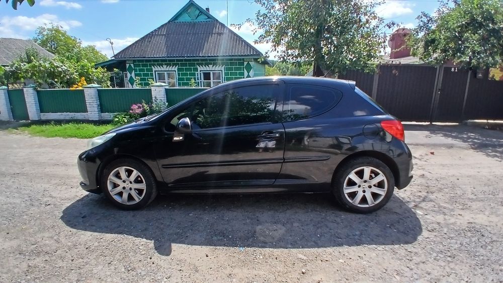 Пежо 207 2007 год 1.6 бензин в идеальном состояние