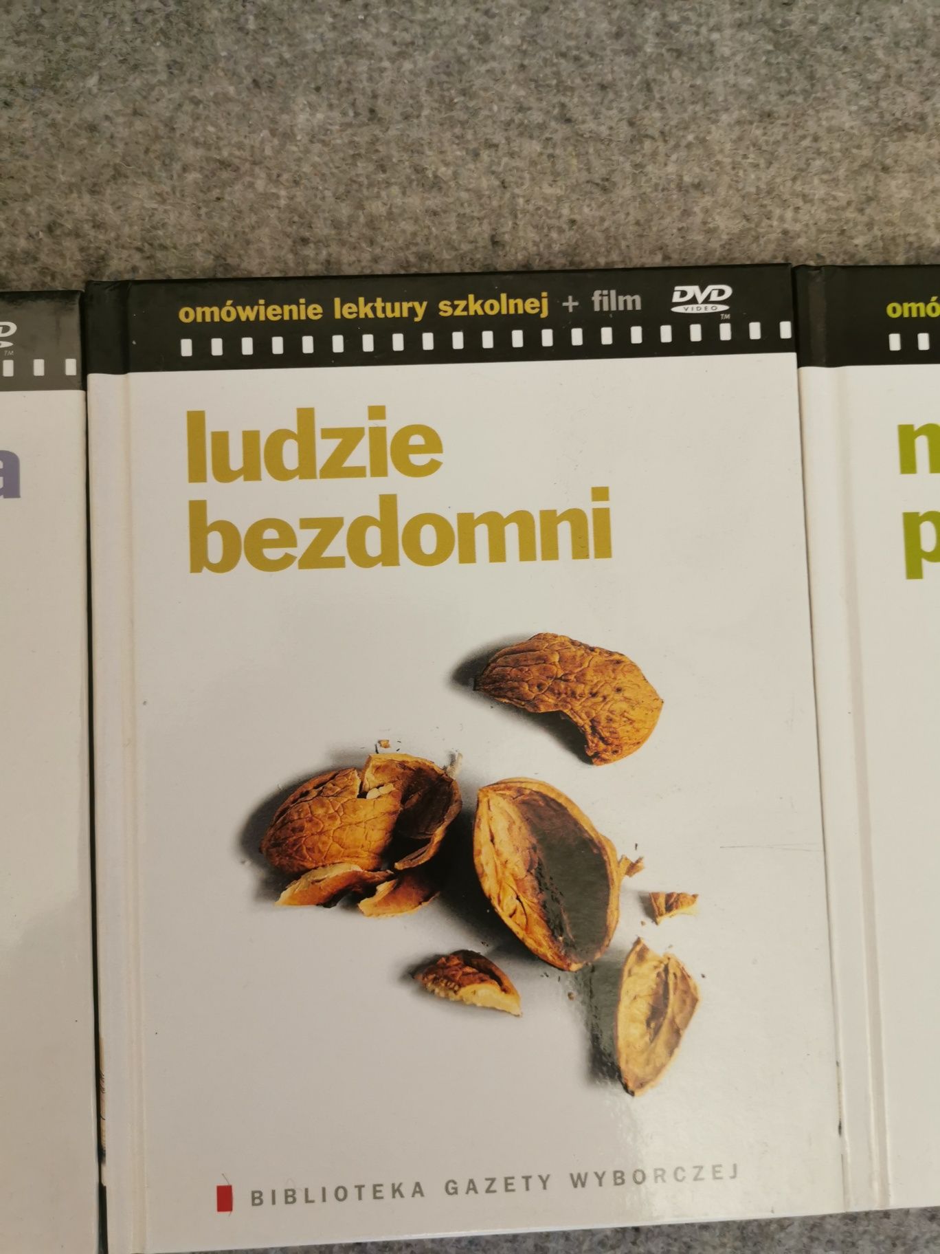 Ludzie bezdomni z płytą Gazeta wyborcza