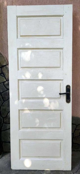 Продаются б/у межкомнатные деревянные двери с коробкой