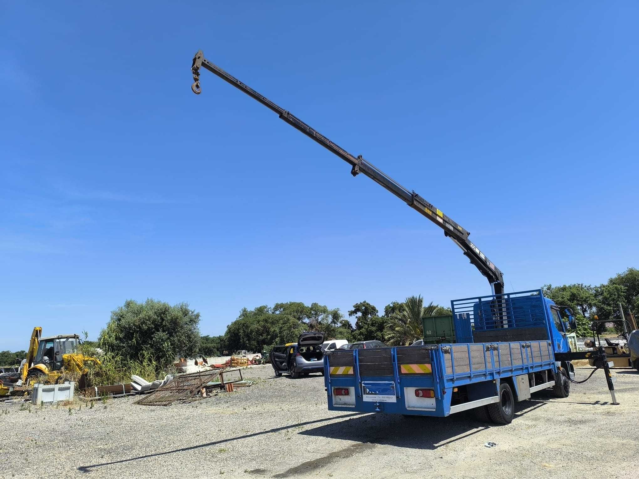 Camião daf estrado com grua hiab