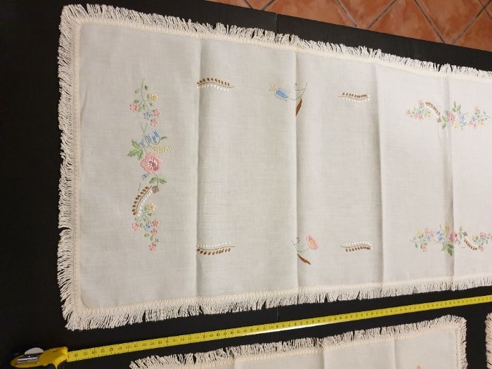 Panos bordados antigos para decoração de mesas