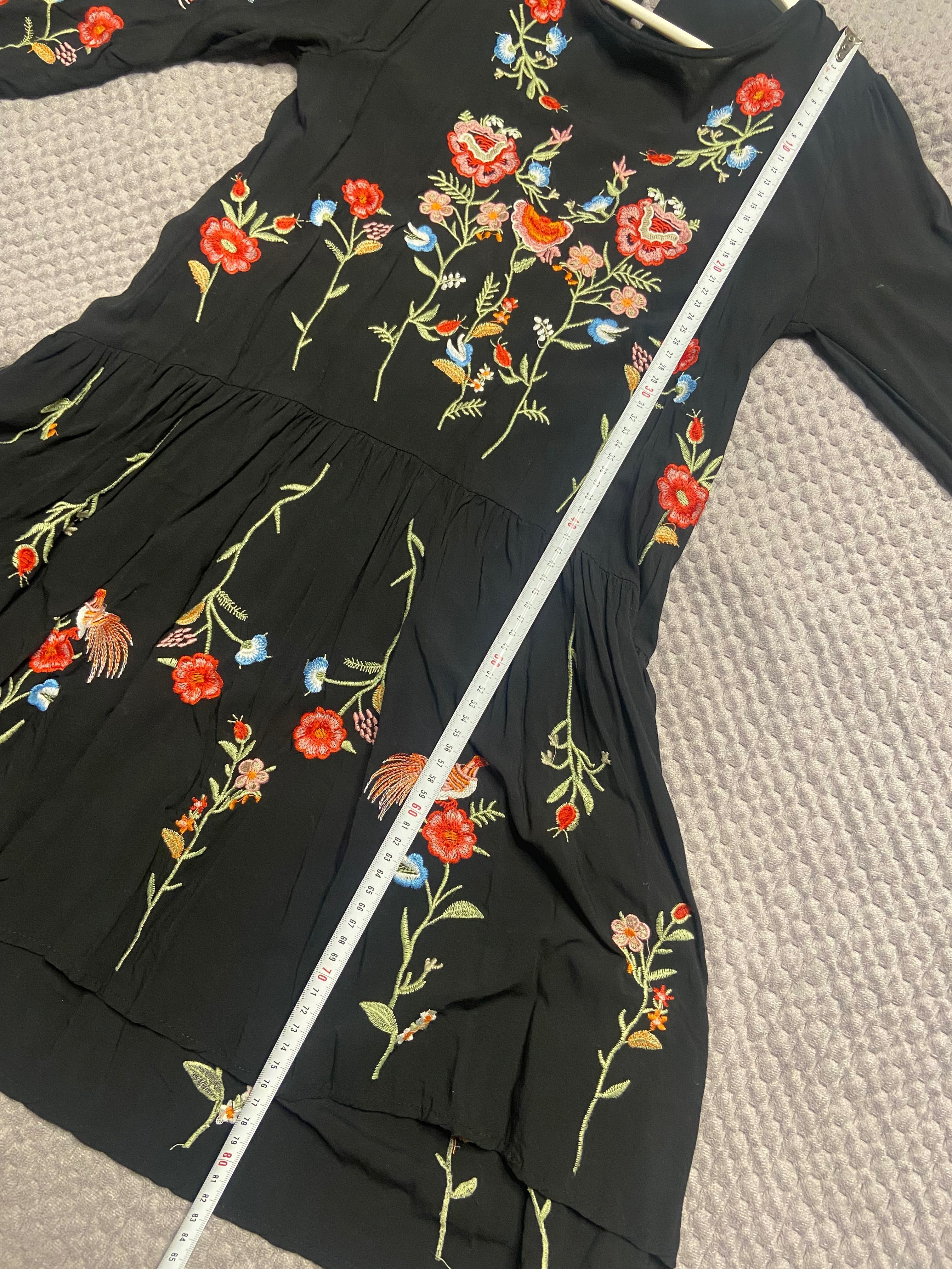 Czarna sukienka z haftem kwiaty s m
