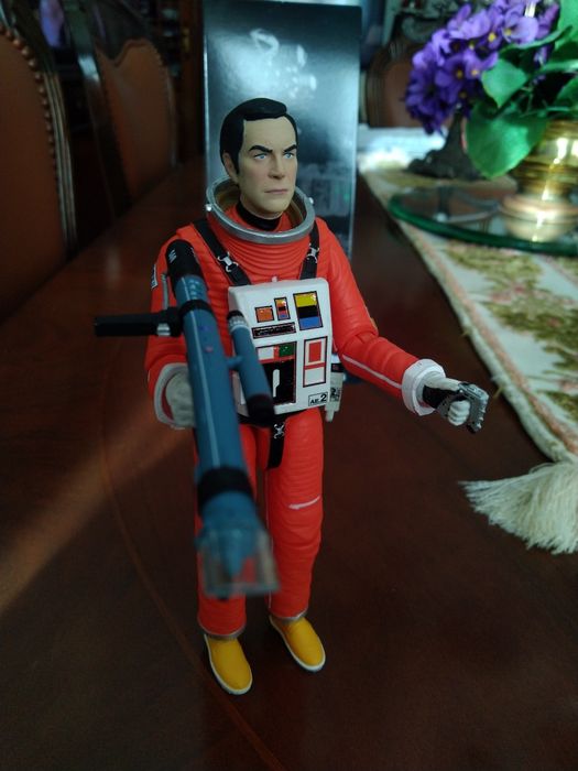 Espaço 1999: Figura John Koenig da Sixteen 12