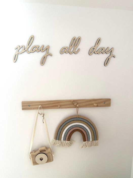 Dekoracja ścienna z napisem „play all day” na ścianę do pokoju dziecka