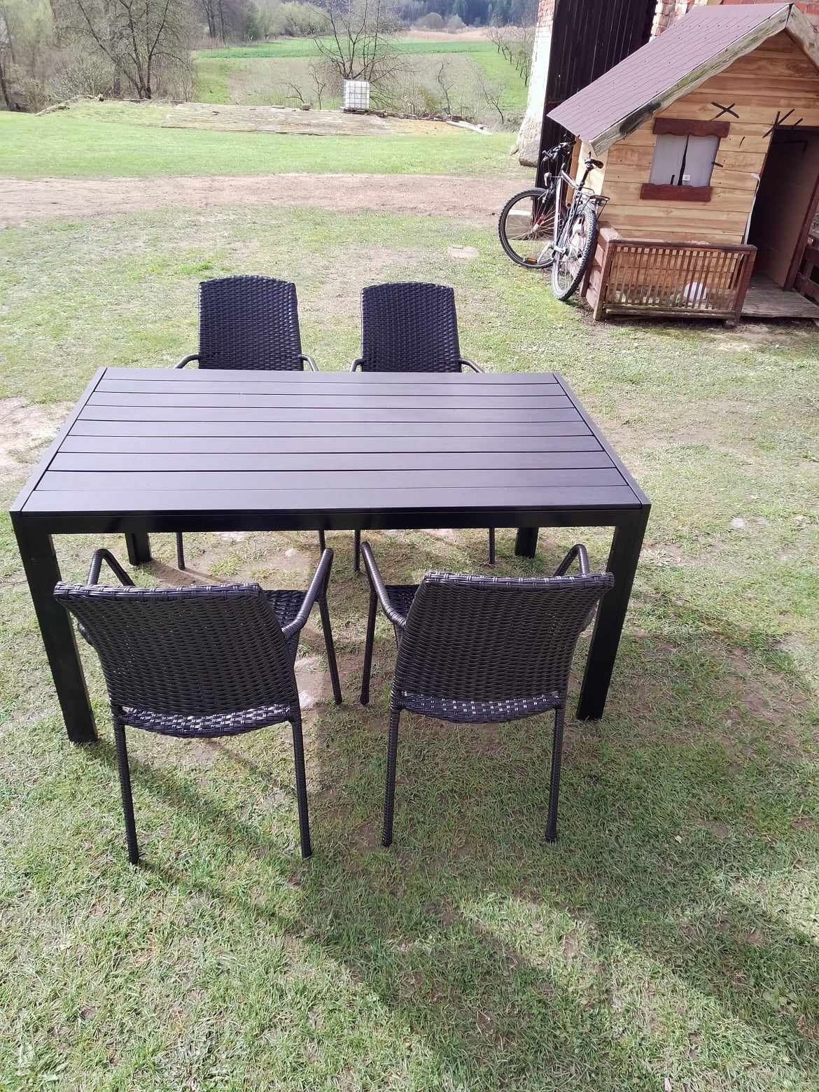 Stół ogrodowy z krzesłami.