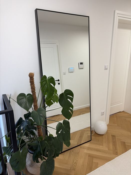 Duże lustro w czarnej ramie