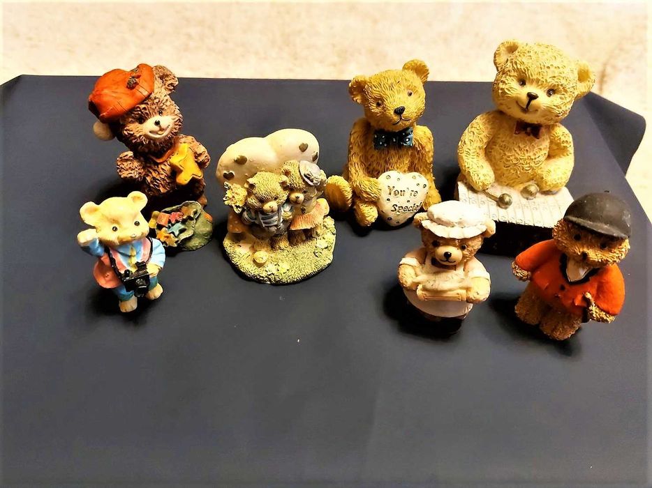 Коллекционные фигурки медвежат.