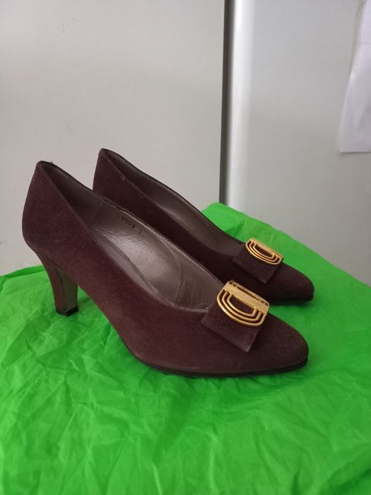 Sapatos novos em camurça castanha Charles