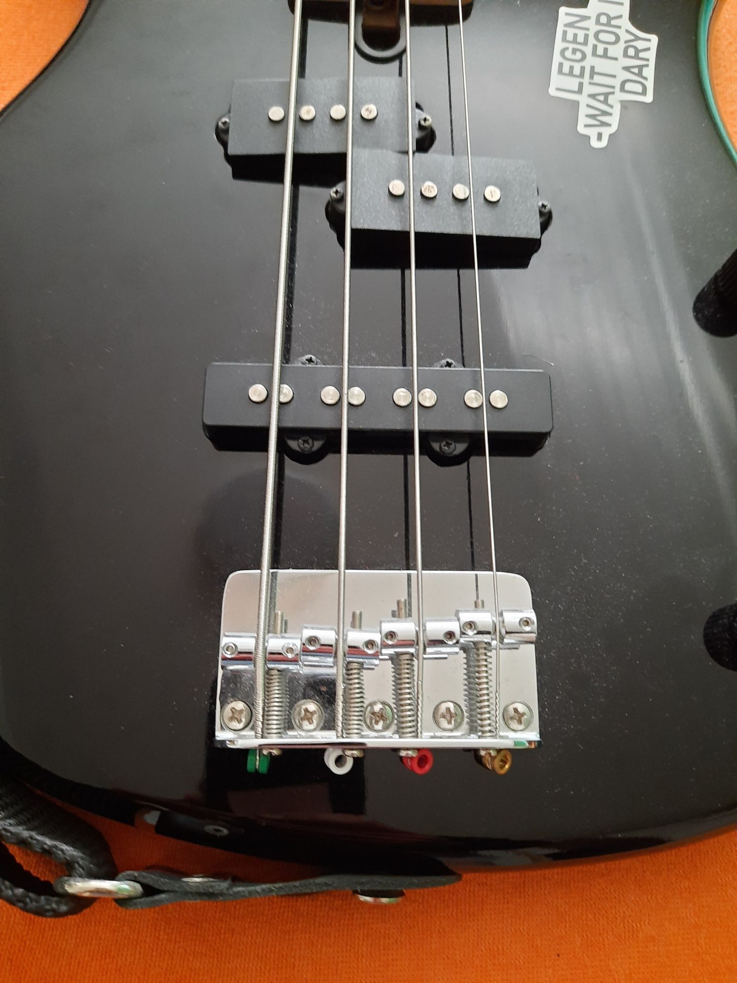 Gitara basowa Yamaha + wzmacniacz + uchwyty do montazu na sciane