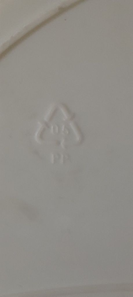 2 pojemniki  talerze obiadowe plastik