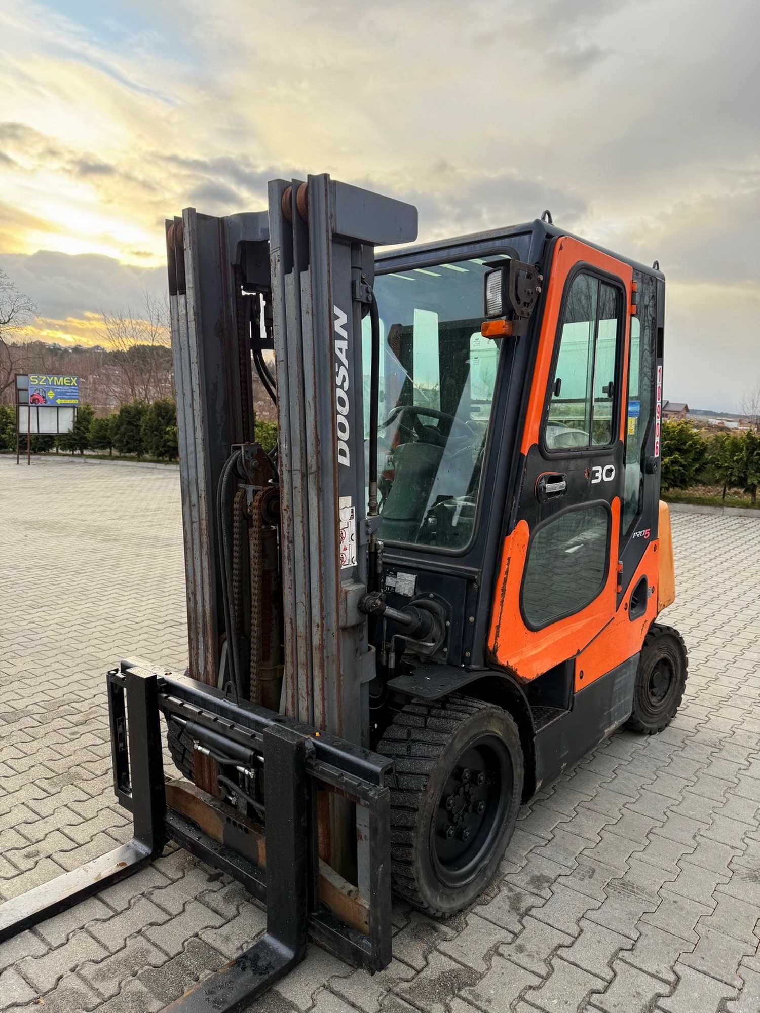 wózek widłowy DOOSAN D30S-5 diesel 3000kg Triplex 4.40m kabina 2014'