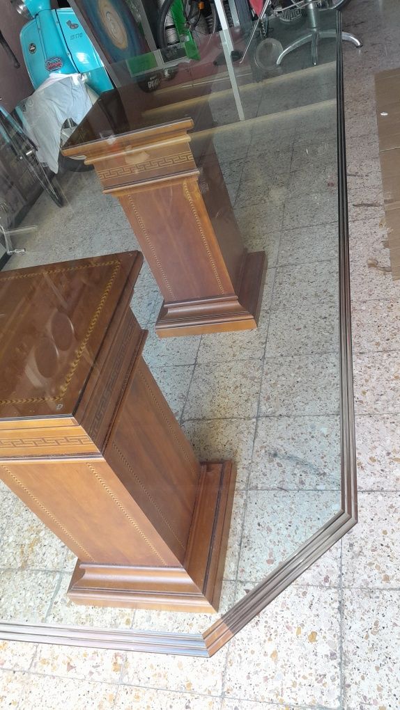 Mesa com tampo em vidro