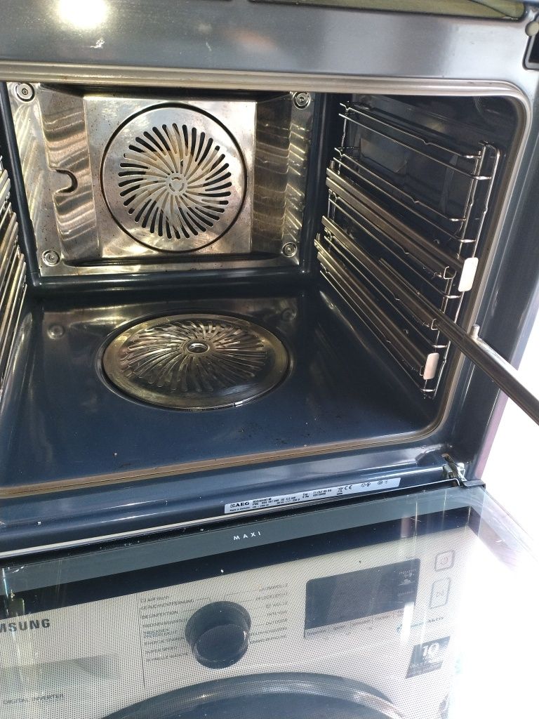 Piekarnik  parowy AEG model w opisie