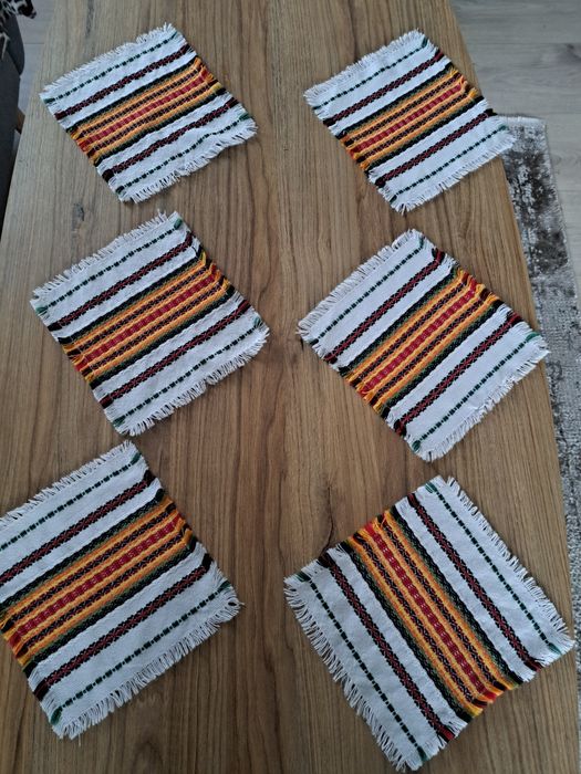 Komplet 6 serwetek.
